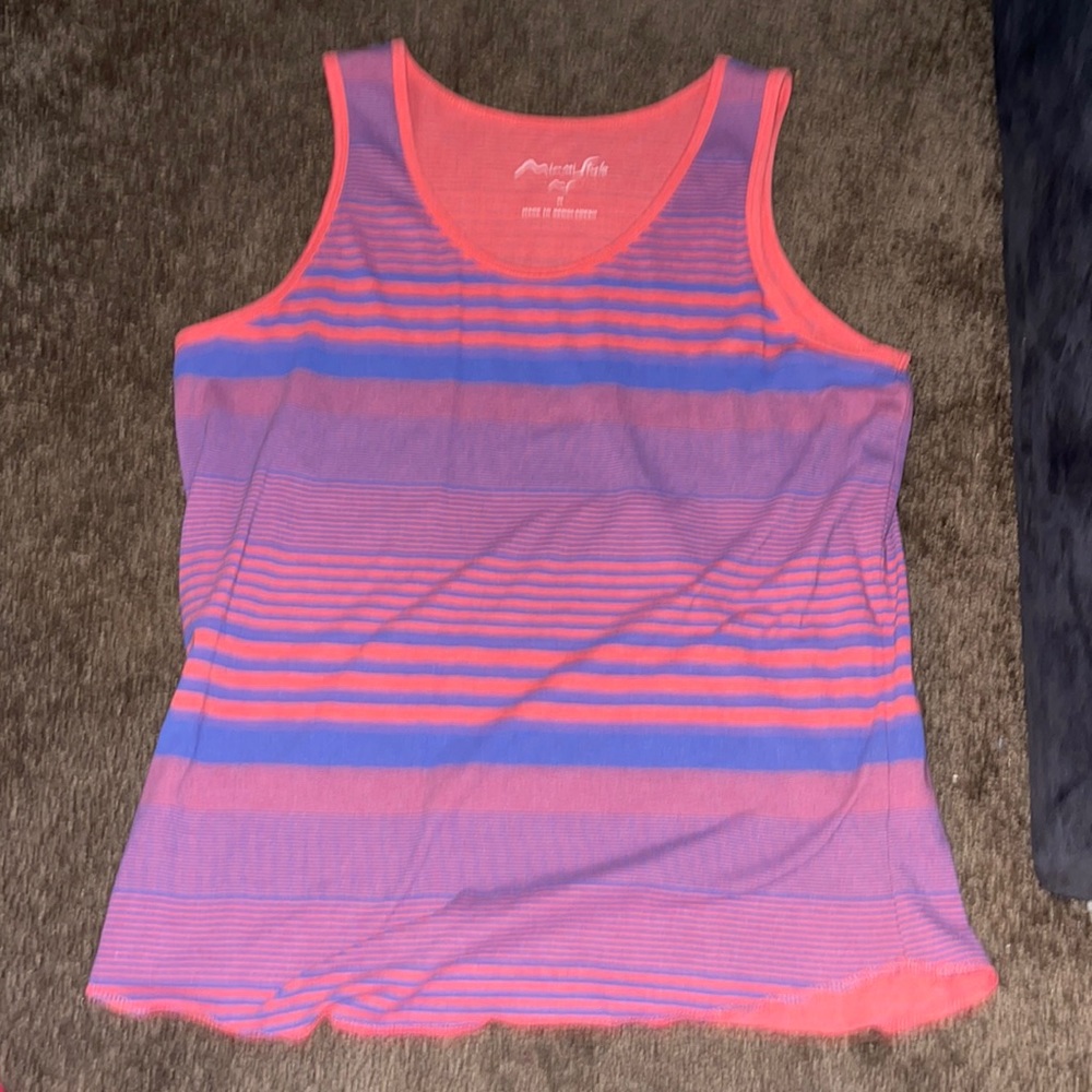 Bright and soft tank top - like new